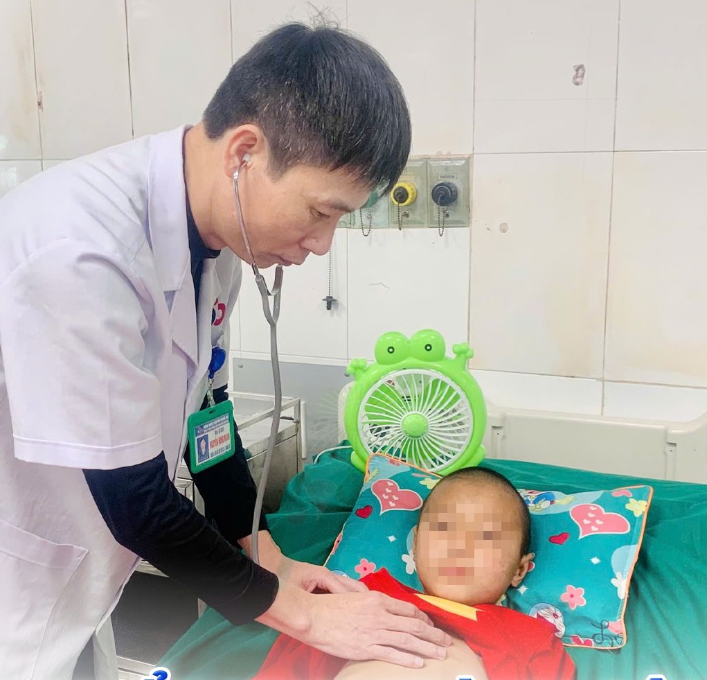 Bệnh nhi tiếp tục được điều trị duy trì, kết hợp vật lý trị liệu và phục hồi chức năng.