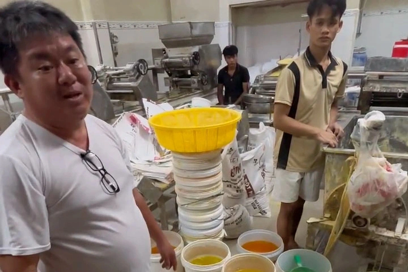 Các đối tượng pha trộn hóa chất để ngâm mì (Ảnh: Công an cung cấp).