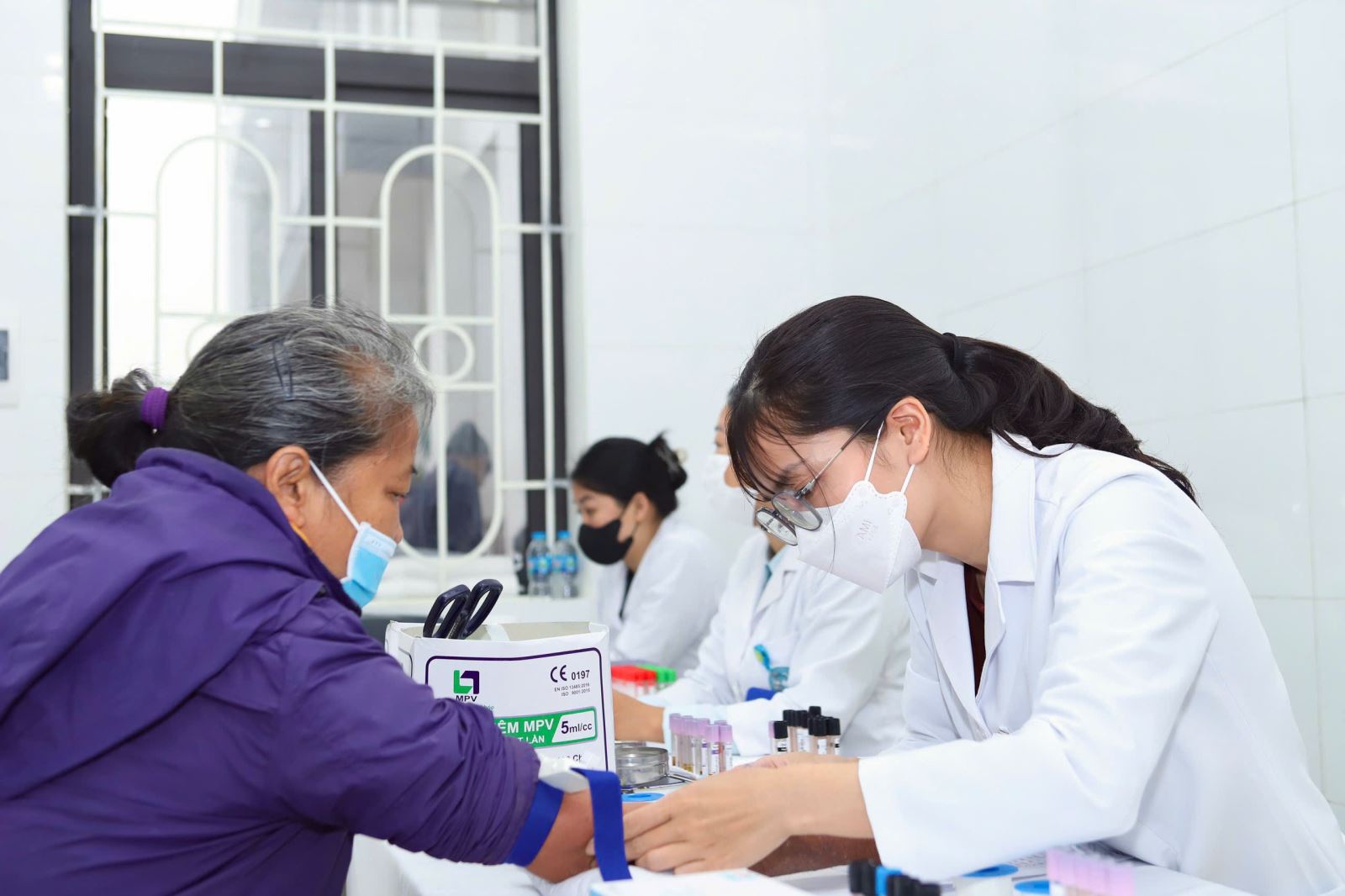 Người dân xã Bình Minh đã được thăm khám ngay trong ngày đầu BVĐK Hà Đông triển khai hỗ trợ chuyên môn toàn diện cho Trạm Y tế và vận hành mô hình Phòng khám Hà Đông - Bình Minh, đưa bác sĩ và thiết bị hiện đại về làm việc tại cơ sở theo mô hình 