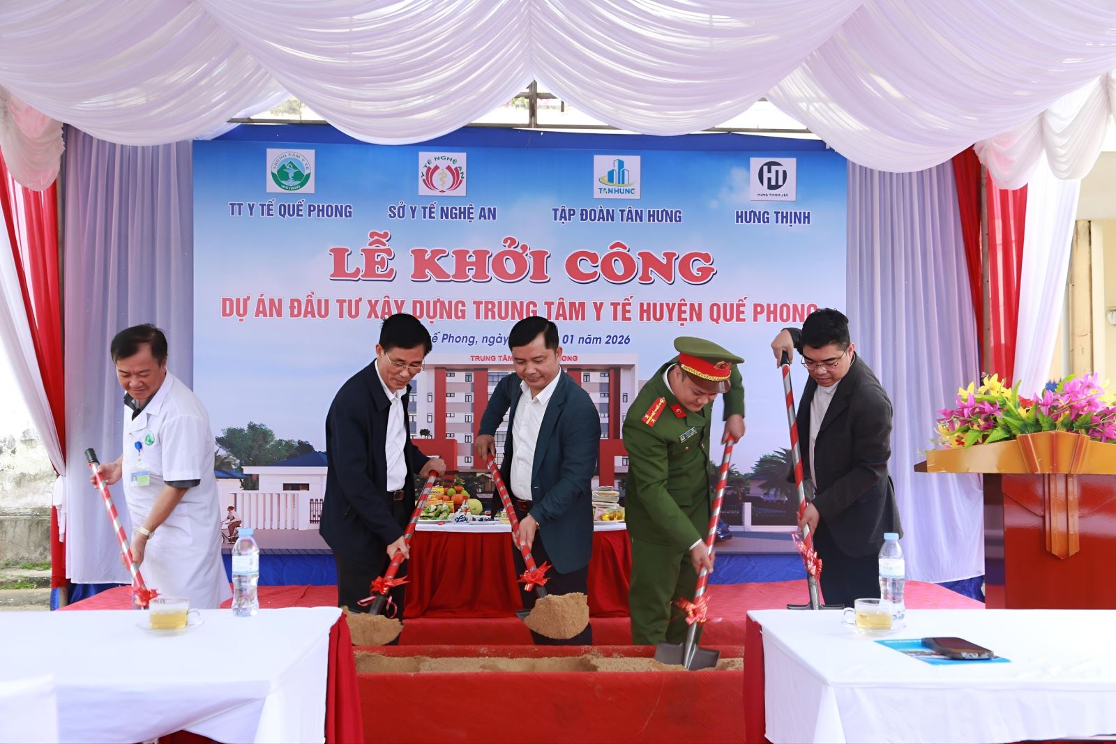 Chính quyền địa phương, lãnh đạo ngành y tế và đơn vị thi công thực hiện nghi thức động thổ khởi công xây dựng Trung tâm Y tế Quế Phong – công trình 170 giường bệnh, tổng vốn đầu tư 90 tỷ đồng tại xã biên giới.