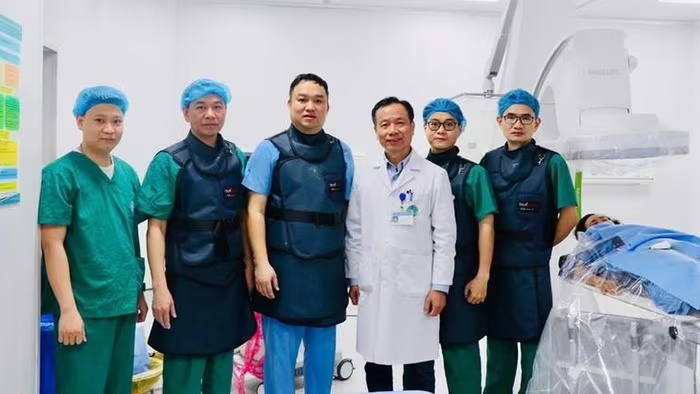 Lãnh đạo Bệnh viện đa khoa Hà Đông chúc mừng ê-kíp thực hiện thành công bít lỗ thông liên nhĩ bằng dụng cụ qua da.