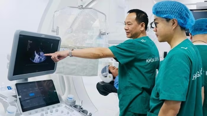 Các y, bác sĩ kiểm tra các chỉ số người bệnh trong quá trình thực hiện can thiệp.