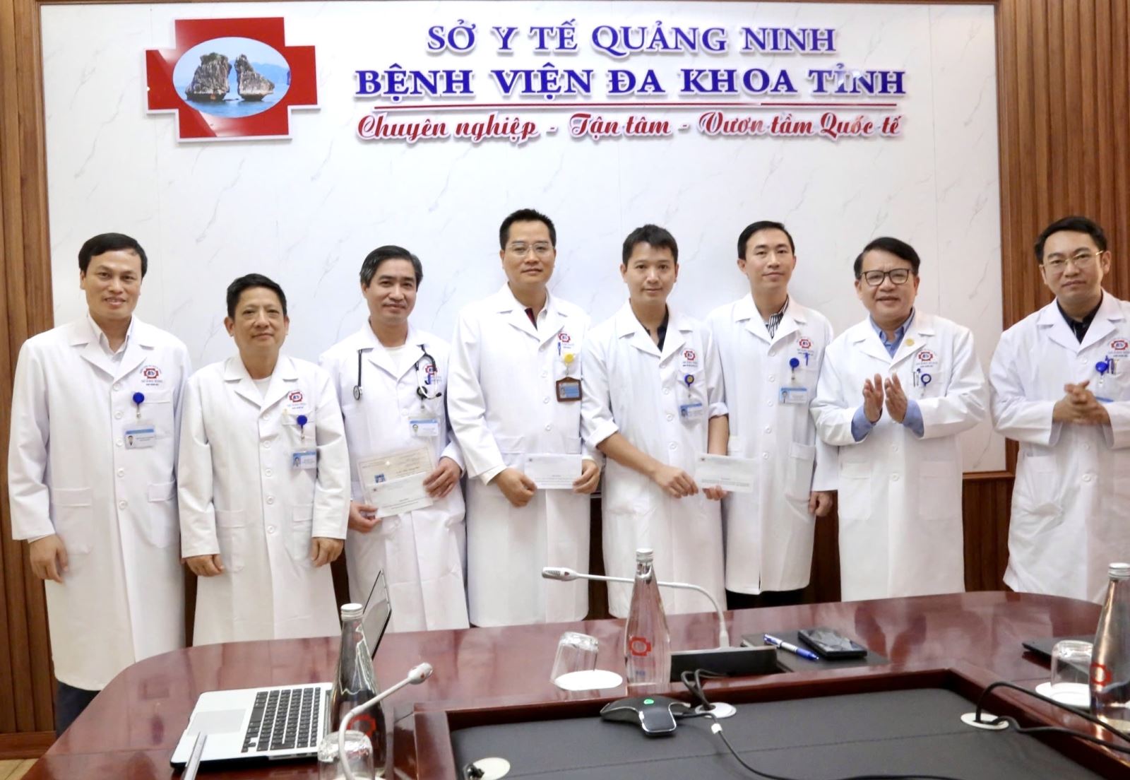 Ban Giám đốc Bệnh viện Đa khoa tỉnh Quảng Ninh khen thưởng các kíp bác sĩ cấp cứu, điều trị cho các bệnh nhân nặng, nguy kịch.