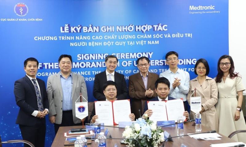 Thứ trưởng Bộ Y tế Trần Văn Thuấn chứng kiến ký kết chương trình Hợp tác giữa hai bên