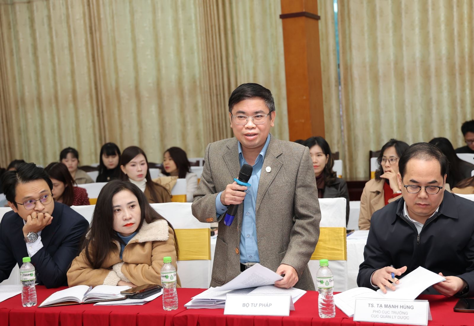 Các đại biểu phát biểu tại hội thảo.