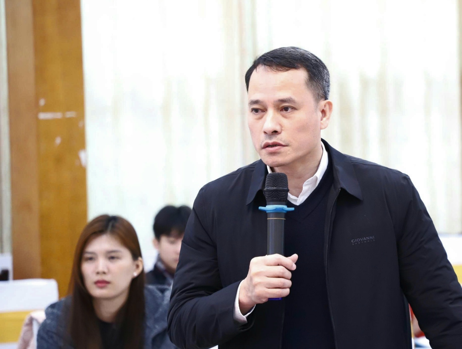 Các đại biểu phát biểu tại hội thảo.