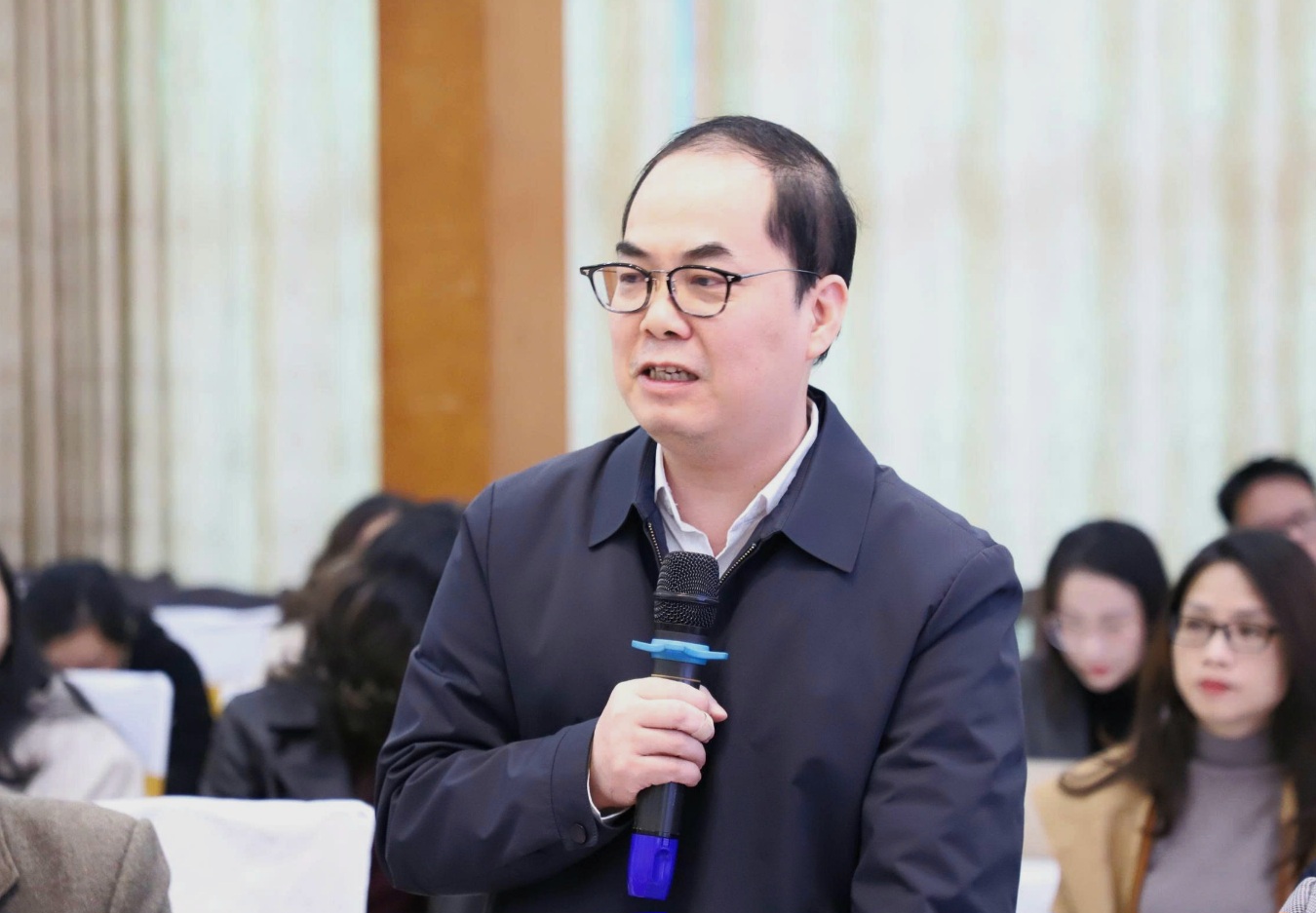 Các đại biểu phát biểu tại hội thảo.