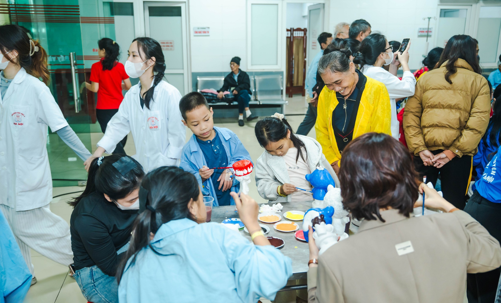 Nhiều trò chơi dành cho các cháu nhỏ.