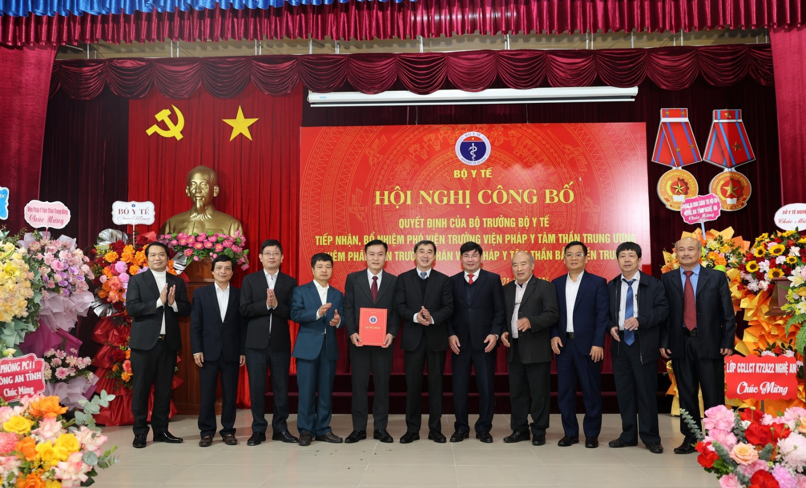 Thứ trưởng Trần Văn Thuấn và các đồng chí lãnh đạo các Vụ, Cục, Văn phòng, Viện, Bệnh viện chúc mừng tân Phó Viện trưởng Nguyễn Cảnh Hùng.