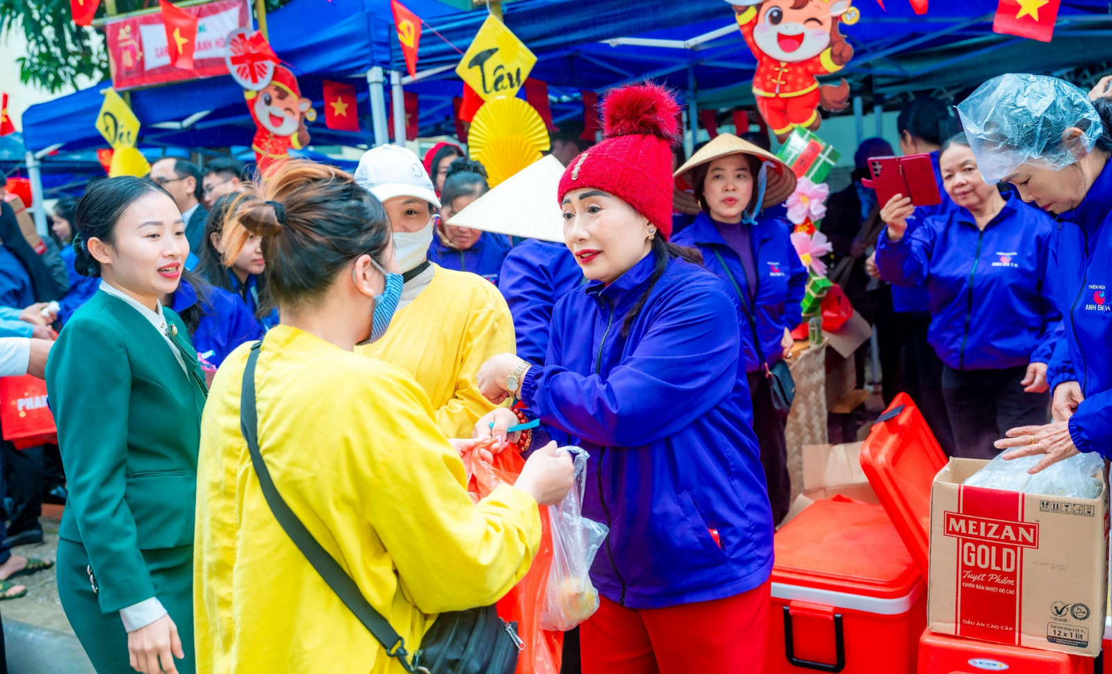 1.300 suất quà được trao cho bệnh nhân tại Bệnh viện Đa khoa tỉnh Thanh Hóa.