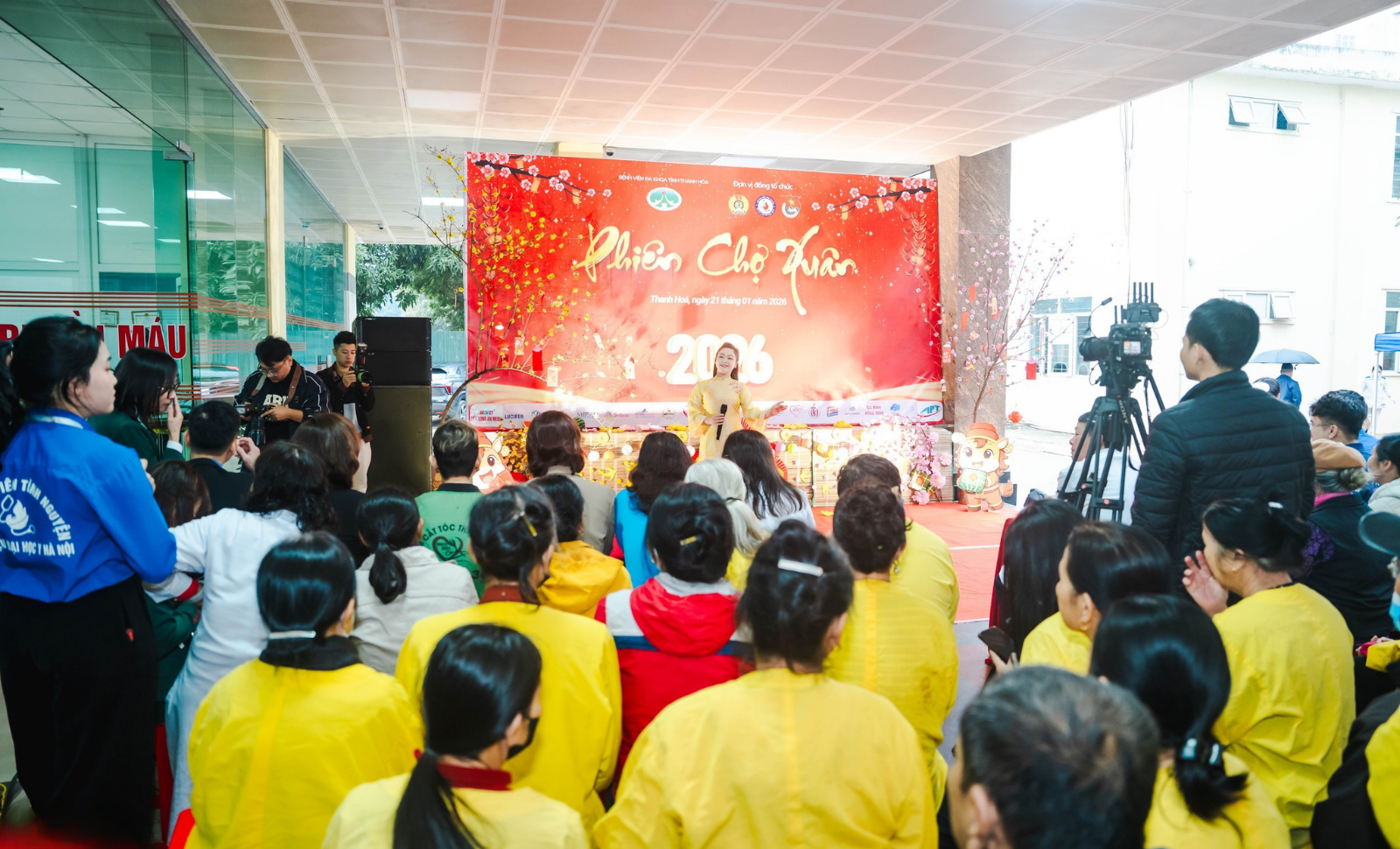 Phiên chợ Xuân là hoạt động thường xuyên tại Bệnh viện Đa khoa tỉnh Thanh Hóa dịp cuối năm.