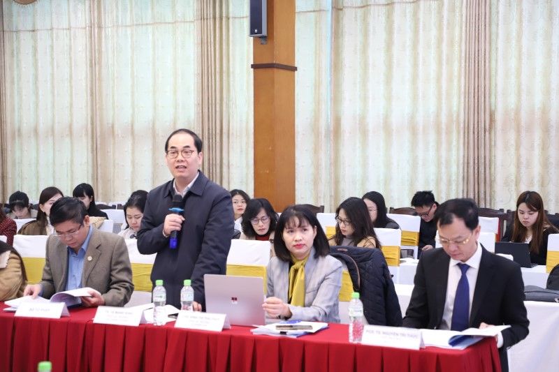 Ông Tạ Mạnh Hùng, Phó Cục trưởng Cục Quản lý Dược tiếp thu ý kiến