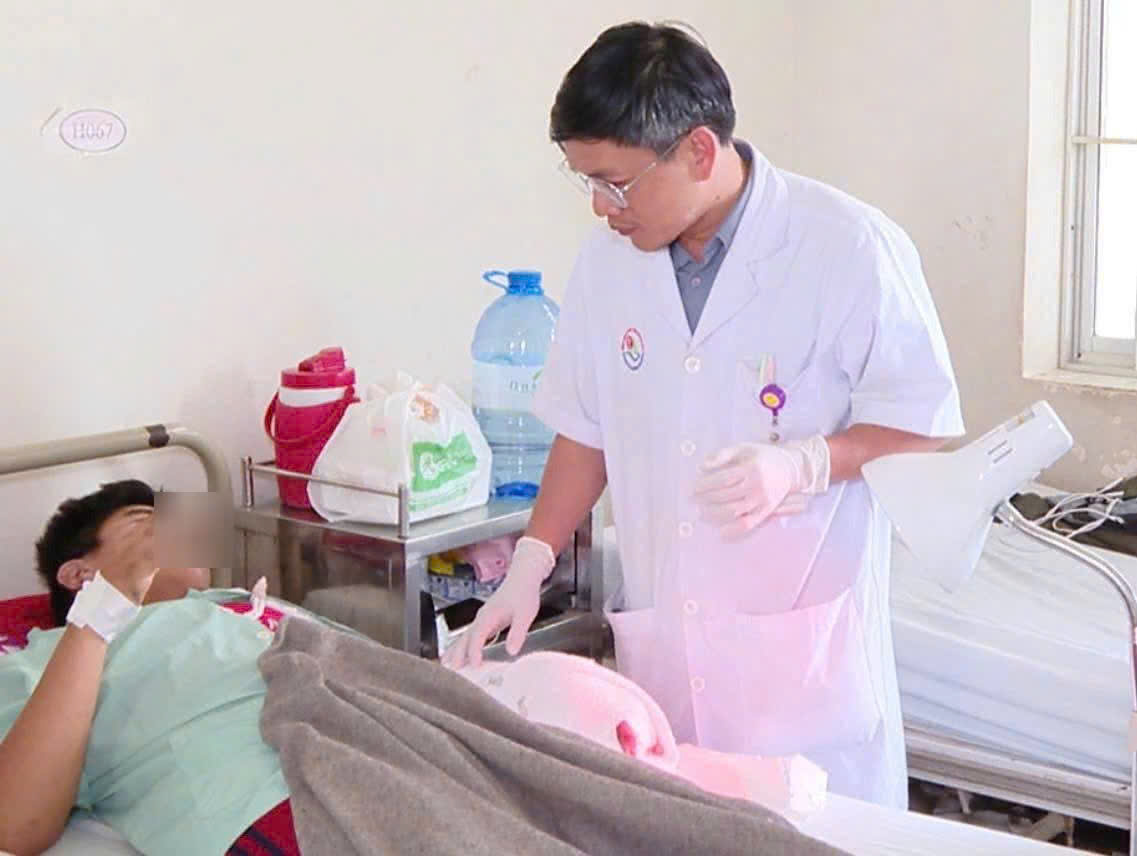 Giữa tháng 1, học sinh Đ.A.T. nhập viện tại BVĐK Khánh Hòa trong tình trạng dập nát bàn tay trái do tai nạn xảy ra trong quá trình chế tạo pháo nổ.