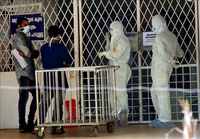 Nhân viên y tế làm việc tại khu vực cách ly trong bệnh viện ở Kochi, Ấn Độ. Ảnh: ANI/TTXVN