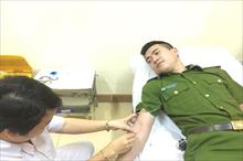 Hai chiến sĩ công an kịp thời hiến máu cứu bệnh nhân qua cơn nguy kịch