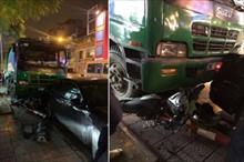 Xe rác tông nát chân người đàn ông dừng đèn đỏ ở Hà Nội