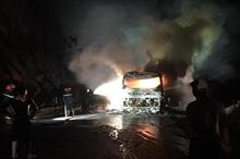 30 hành khách tháo chạy khỏi xe giường nằm bốc cháy