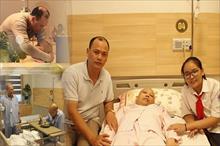 Người đàn ông hơn 7 năm chăm sóc vợ và bố bị ung thư