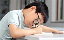 Bảo vệ mắt cho trẻ trong từng giờ học