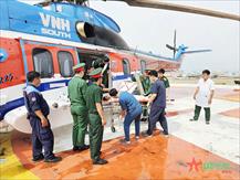 Trực thăng đưa 2 bệnh nhân nguy kịch từ Trường Sa về đất liền điều trị