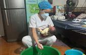 Phát hiện bé trai sơ sinh bị bỏ rơi trước nhà lúc rạng sáng