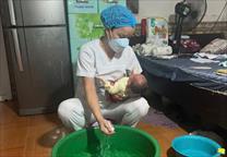 Phát hiện bé trai sơ sinh bị bỏ rơi trước nhà lúc rạng sáng