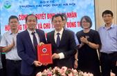 Thứ trưởng Bộ Y tế Nguyễn Tri Thức trao Quyết định công nhận Hội đồng trường và Chủ tịch Hội đồng trường Đại học Dược Hà Nội