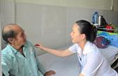 Người đàn ông lang thang ở Khánh Hòa được y bác sĩ chăm sóc, điều trị bệnh miễn phí