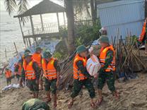 Hơn 100 cán bộ, chiến sĩ quân đội tham gia khắc phục sạt lở bờ kè đê biển ở Đà Nẵng