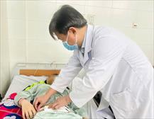 Đang khám bệnh miễn phí, bác sĩ phát hiện bệnh nhân thai ngoài tử cung vỡ