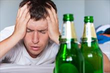 Uống bia trước khi uống rượu không có tác dụng chống say