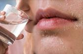 Uống nhiều nước có cải thiện tình trạng da khô?