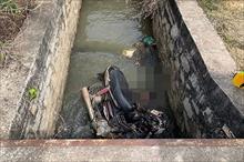 Người đàn ông bị xe máy đè chết dưới mương nước
