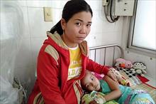Nỗi khổ của người mẹ nghèo chăm con trong bệnh viện cuối năm