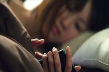 Cô gái bị thủng giác mạc vì để độ sáng màn hình điện thoại quá cao: “Nằm lòng” những nguyên tắc khi sử dụng điện thoại để tránh gặp họa