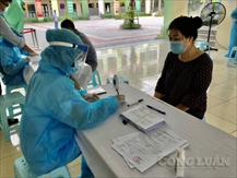 Cận cảnh test nhanh Covid-19 cho người dân tại Hà Nội