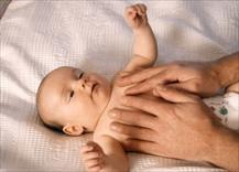 Một số lợi ích từ việc massage cho trẻ sơ sinh