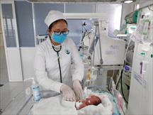 Cứu sống trẻ sinh non 0,8kg bị thủng tạng bẩm sinh