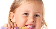 Cho trẻ dùng lẫn kem đánh răng của người lớn: Chuyên gia khuyến cáo gì?