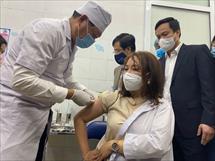 Thứ trưởng Đỗ Xuân Tuyên trực tiếp tiêm vắc xin COVID-19 cho cán bộ y tế của Hải Dương