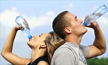 Uống đủ nước hàng ngày để tránh bệnh tim lúc về già