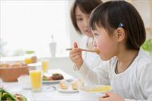 Đừng ép trẻ ăn nhiều - Hãy cho trẻ ăn đủ chất