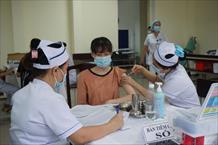 Tiêm mũi 2 vaccine COVID-19: Giải mã tin đồn về ‘bí quyết’ để không sốt, không đau