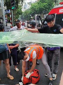 Nhóm sơ cứu miễn phí giúp đỡ hàng nghìn người gặp tai nạn giao thông ở Hà Nội