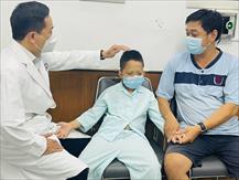 Bé trai 9 tuổi mắc bệnh tự kỷ nuốt lò xo vào cổ họng