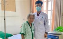 Cụ bà 102 tuổi đi lại được nhờ phương pháp bơm xi măng sinh học vào cột sống