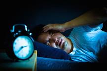 Người thích uống rượu trước khi ngủ nên biết 4 nguy cơ với sức khỏe được chuyên gia cảnh báo