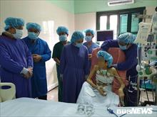 Bộ trưởng Nguyễn Thị Kim Tiến trao kỷ niệm chương cho gia đình người hiến 7 mô/tạng cứu người