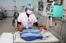 Mẹ bỏ lại con vừa sinh tại bệnh viện “nhờ” nhân viên y tế chăm sóc