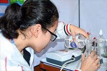 Hai nữ sinh lớp 11 dùng ozone trị viêm loét cho người bệnh đái tháo đường